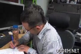 فيديو حقيقي لرجل ينيك بنته فوق